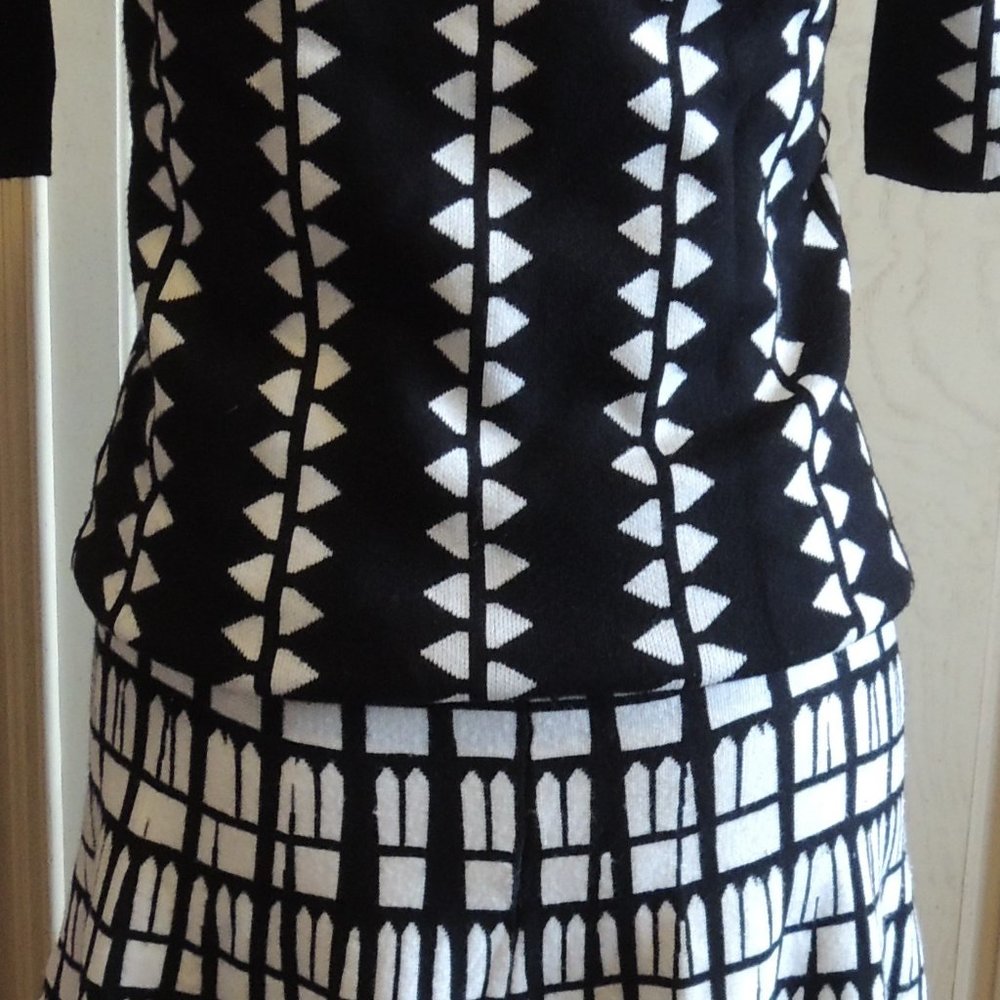 SOLD!!!! SAKS Fifth Avenue 2 Piece Knit Set Size XS Bl/Wh